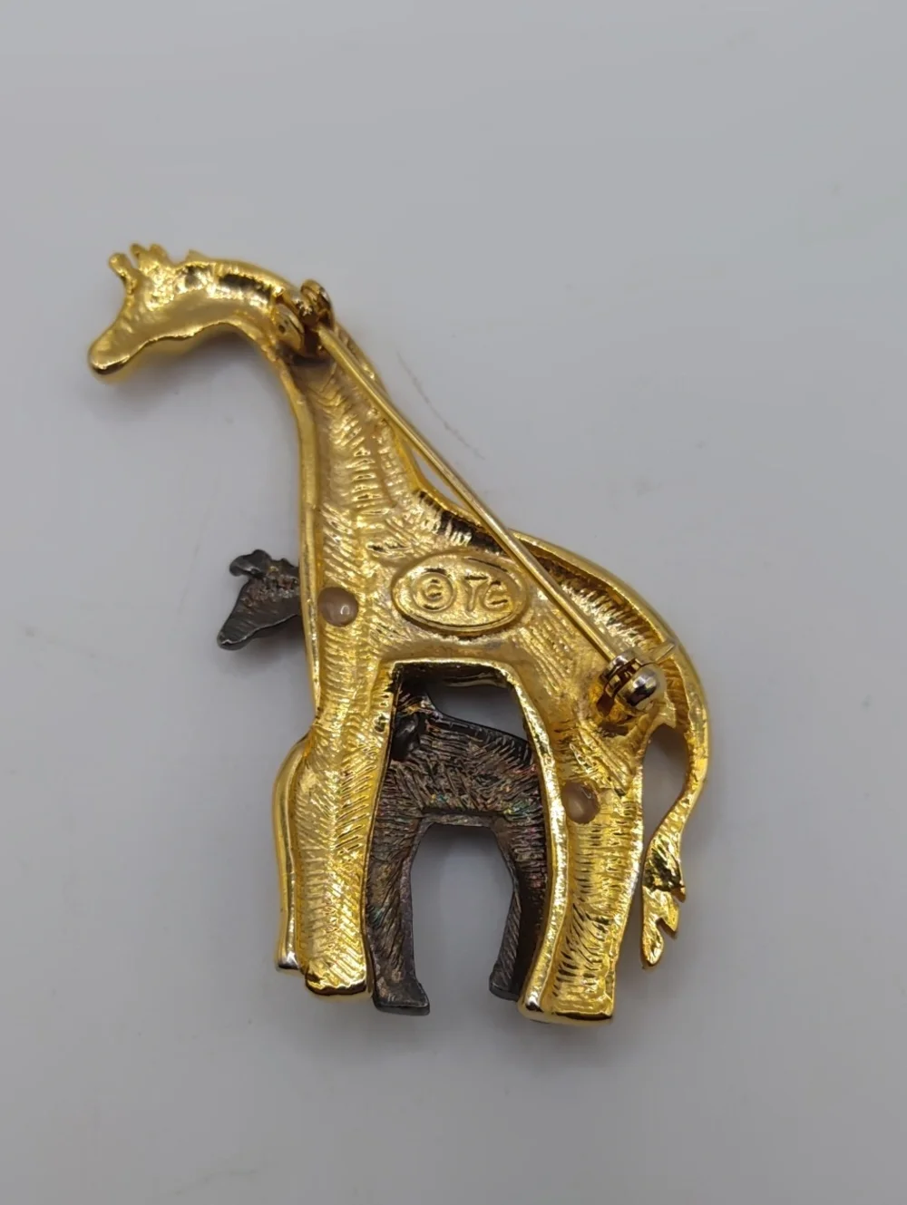 Tonya Creations Momma and Baby Giraffe Brooch